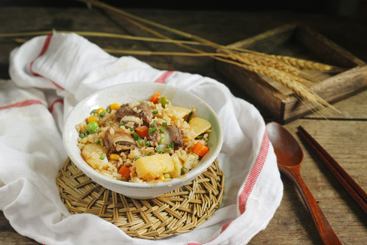 新手土豆排骨焖饭（电饭锅版）的做法