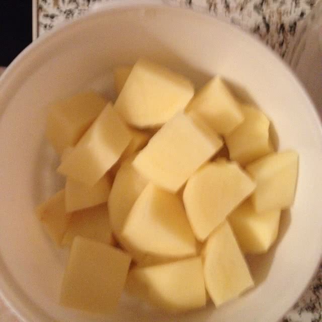 土豆红烧鸡腿的做法图解2