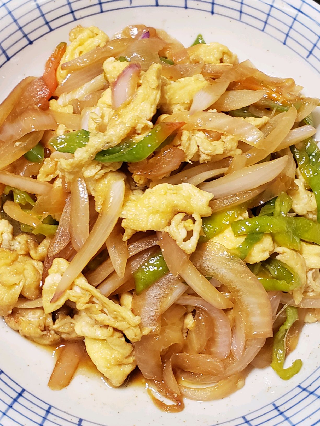 盐豆炒鸡蛋是苏北常见小吃，适合卷煎饼吃，以邳州做的最好吃……