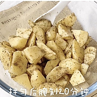 追剧必备，蒜香金沙烤薯角的做法图解3