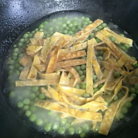 #做道懒人菜，轻松享假期#雪菜豌豆蛋皮汤的做法图解7