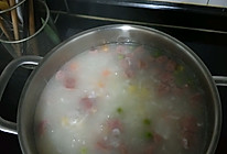 胡萝卜玉米青豆香肠粥的做法