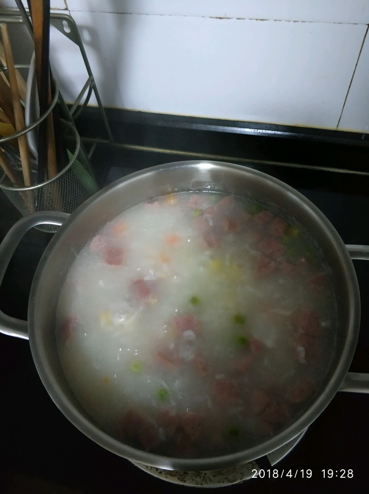胡萝卜玉米青豆香肠粥的做法