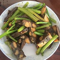 墨鱼仔饼香炒芹菜的做法图解1