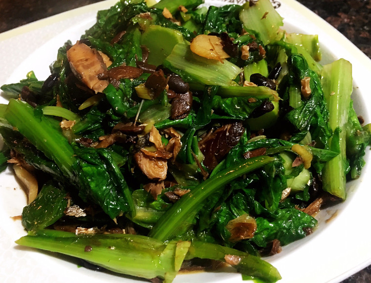 豆豉鲭鱼莴笋叶～10分钟快手菜的做法