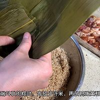 #我们约饭吧#咸粽党的最爱蛋黄肉粽的做法图解8