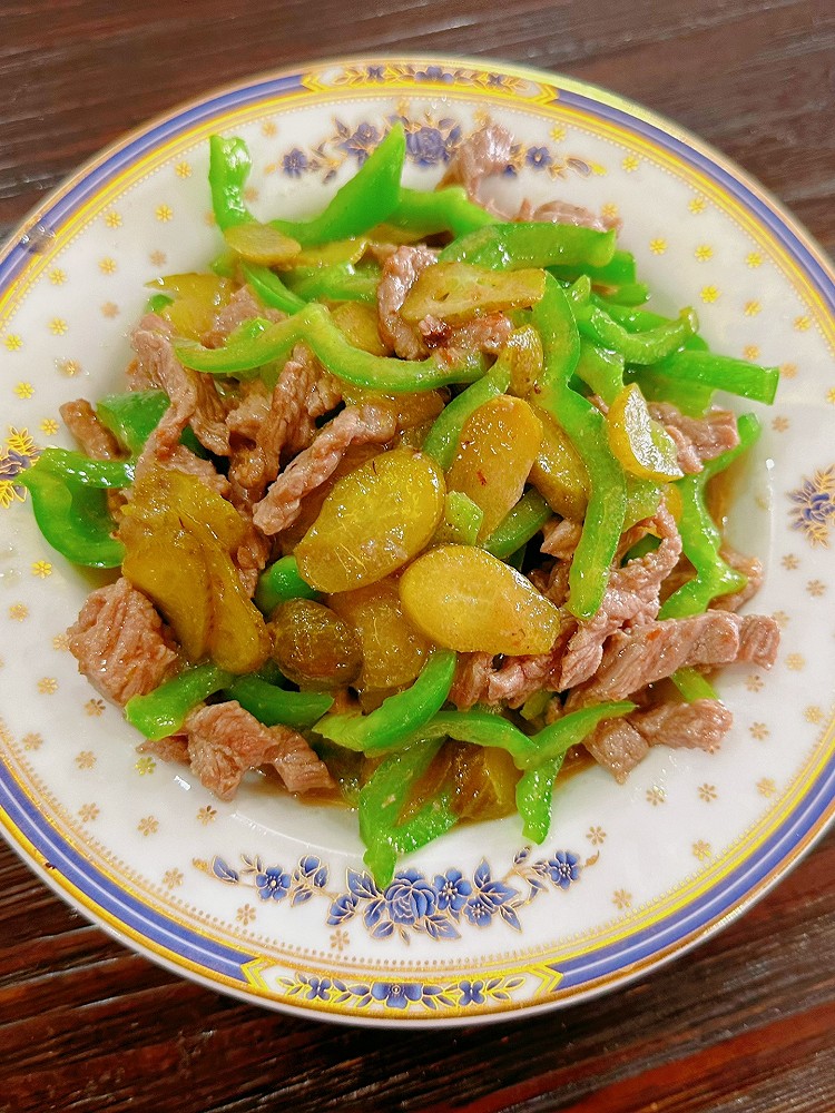夏日酸黄瓜青椒牛柳 青椒炒牛肉丝 酸咸鲜开胃无敌的做法