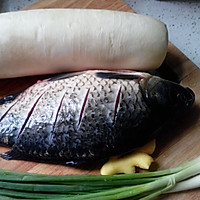 鲫鱼萝卜汤的做法图解1