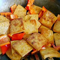 耗油红椒豆腐——煎炖豆腐的做法图解5
