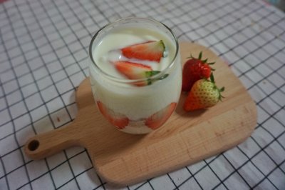 草莓酸奶麦片杯