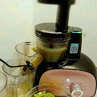 哈密瓜猕猴桃汁#爱的暖胃季-美的智能破壁料理机#的做法图解3