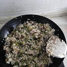 腊肉蚕豆豌豆焖饭