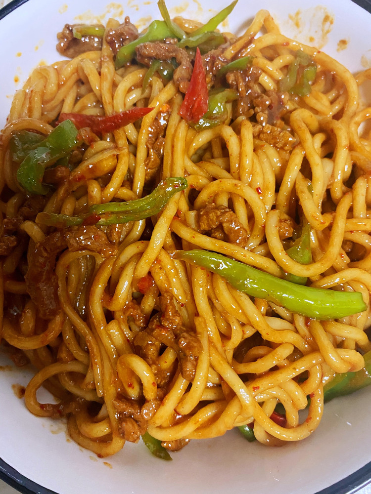 孜然尖椒牛肉丝炒面的做法