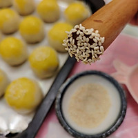 #健康甜蜜烘焙料理#南瓜芋圆代替鸭蛋黄做的蛋黄酥的做法图解22