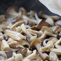 只需一碗米饭🍚几分钟吃上香喷喷菌菇烩饭！的做法图解3