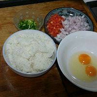 三文鱼炒饭的做法图解2