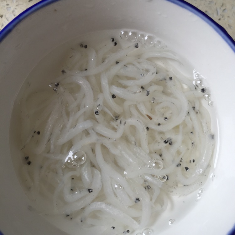 虾皮银鱼蒸蛋的做法图解2