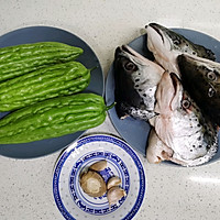 苦瓜焖三文鱼头的做法图解1