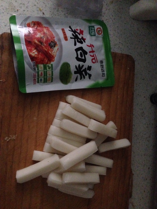 韩式辣白菜炒年糕条#金龙鱼外婆乡小榨菜籽油#的做法图解2