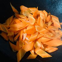能让孩子吃三碗饭的家常版胡萝卜片炒肉的做法图解10