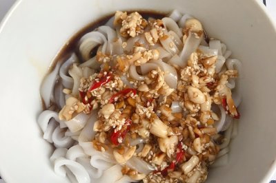 芝麻花生拌河粉