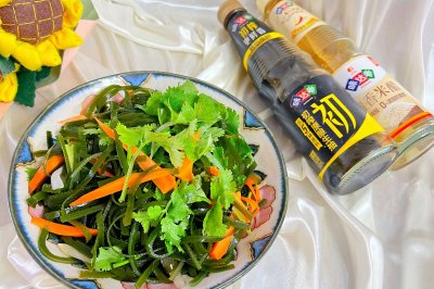 夏日消暑小菜凉拌海带。