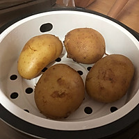 焗三文鱼培根土豆泥的做法图解1