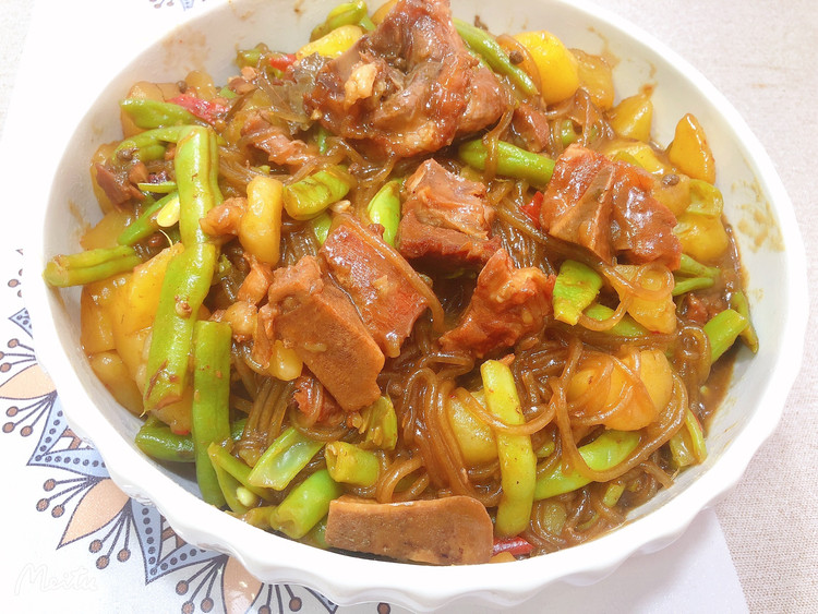 排骨土豆粉条炖豆角的做法