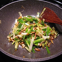 #餐桌上的春日限定#榨菜咸肉炒蒜叶的做法图解7