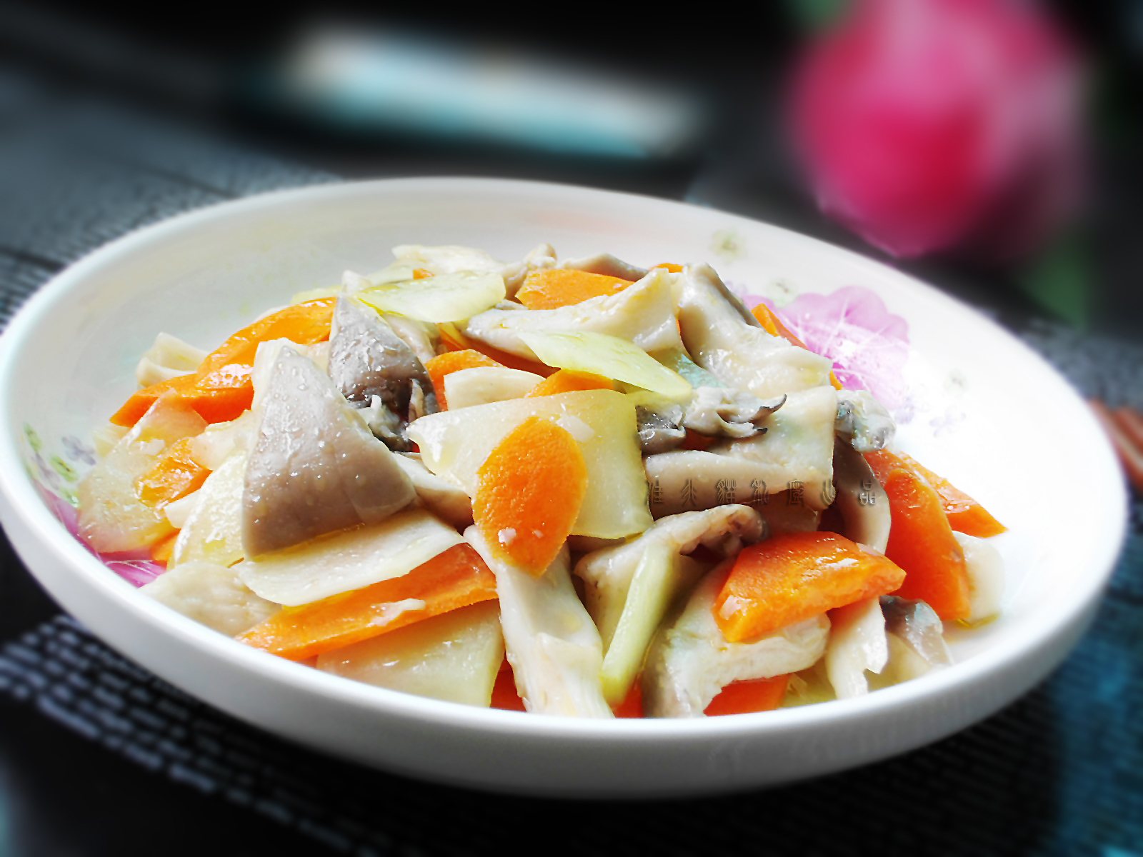 胡萝卜菌菇汤怎么做_胡萝卜菌菇汤的做法_豆果美食