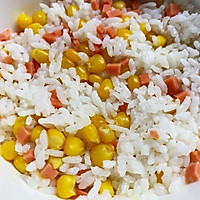 #夏日消暑，非它莫属#剩米饭变身日式肉松玉米小饭团的做法图解2