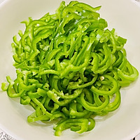 快手菜❤️尖椒炒鸡蛋的做法图解1
