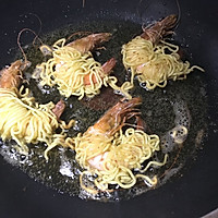 鲜虾鱼板炸面#小虾创意料理#的做法图解6