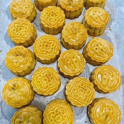 蛋黄莲蓉月饼