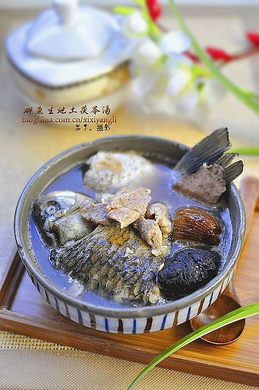 鲫鱼生地土茯苓汤的做法