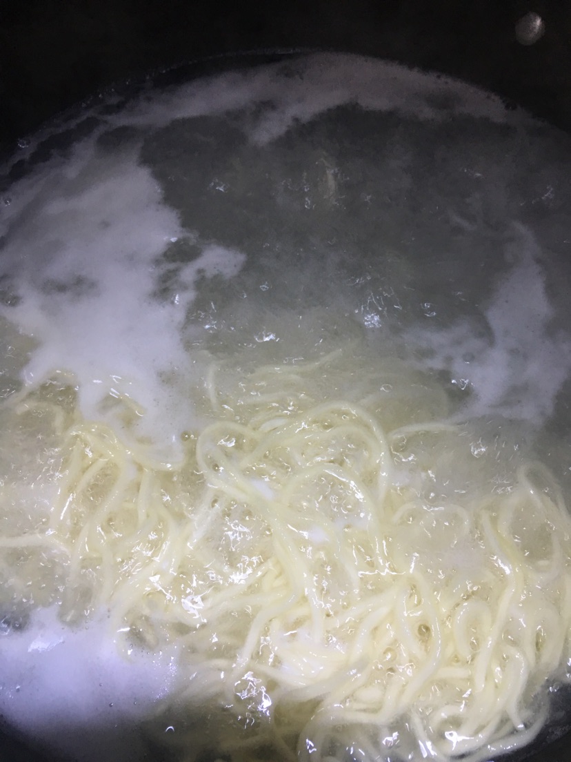 鸡汤榛蘑面的做法图解5