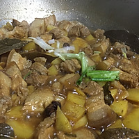 客家土豆粉蒸红烧肉的做法图解12