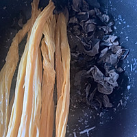 腐竹木耳拌黄瓜的做法图解1