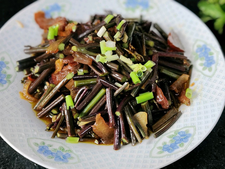 腊肉炒蕨菜的做法