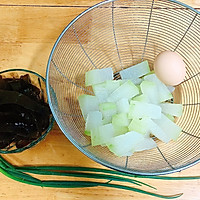 100道减肥—9道蛋丝冬瓜海带汤的做法图解1