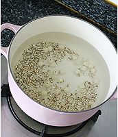 薏仁雪梨糖水——铸铁锅美容汤1 的做法图解2