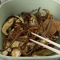 超简单的菌菇排骨汤的做法图解1
