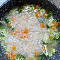 #测测你的夏日美食需求#太太乐鸡汁蔬菜米线的做法图解6