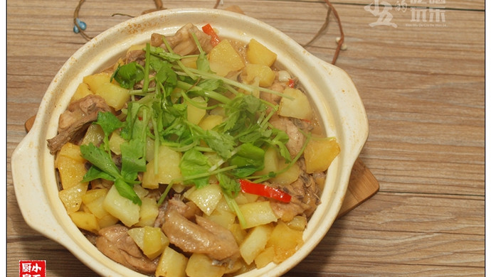 土豆鸡煲：田园风味的家常菜