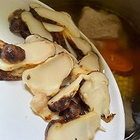 #时令蔬菜最养人#松茸季一定要试的松茸猪骨汤的做法图解5