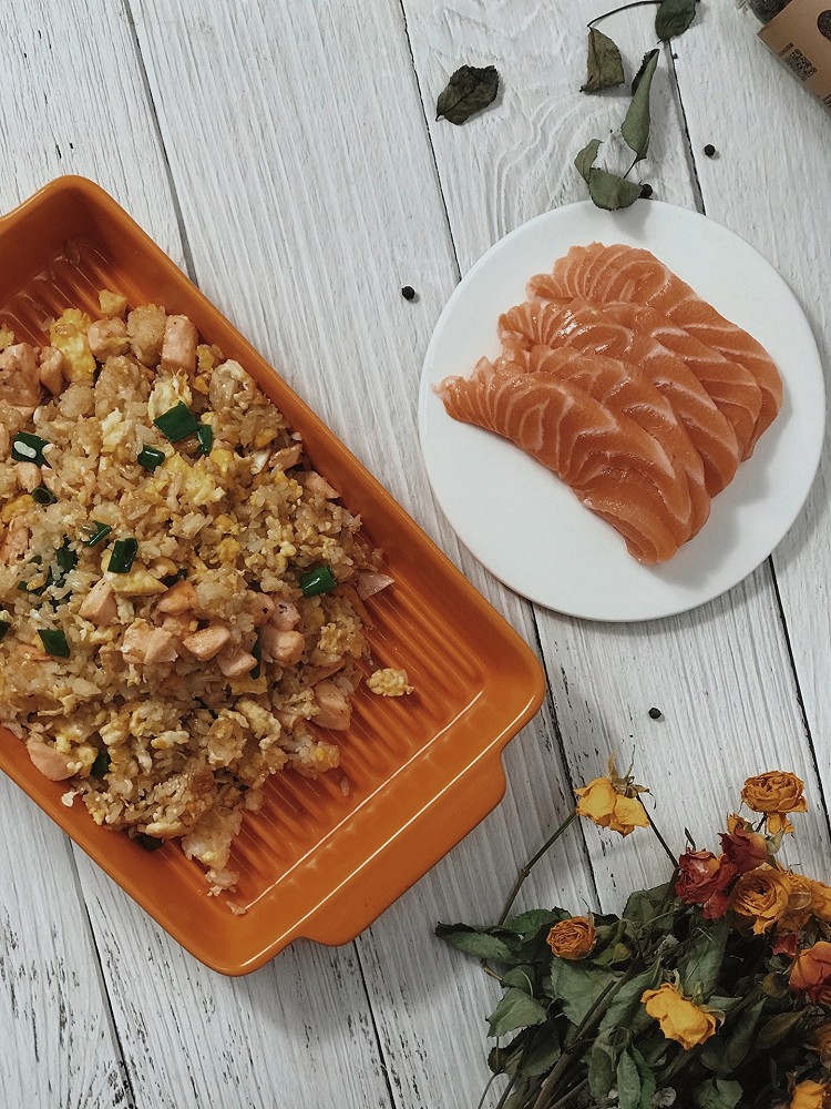 低脂健康三文鱼炒饭大吃一口超好吃的做法