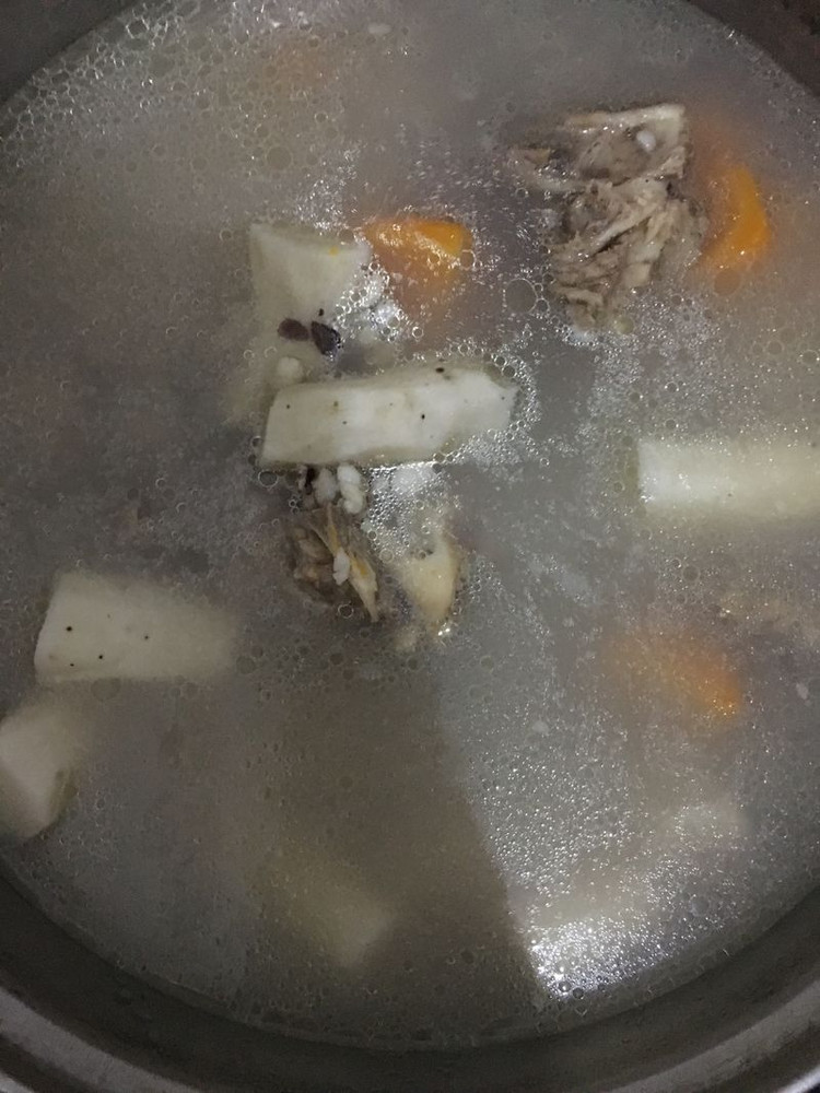 茨实山药猪骨汤的做法