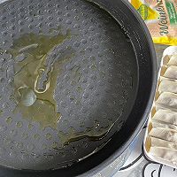 #冬季滋补花样吃法#酸菜牛肉锅贴的做法图解7