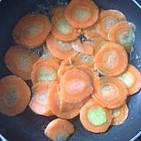 胡萝卜脆片（宝宝健康零食）#九阳烘焙剧场#的做法图解1