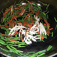韭菜花炒辣椒和鸡胸片的做法图解4